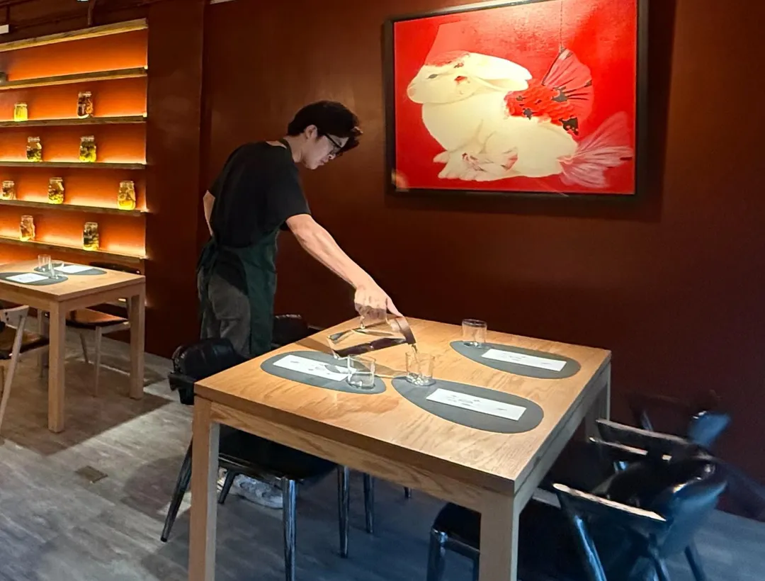 28歲的Yulin身負Set.老闆、主廚、外場人員之責，從細節處親自把控餐點及服務品質。（圖／黃宏輝提供）
