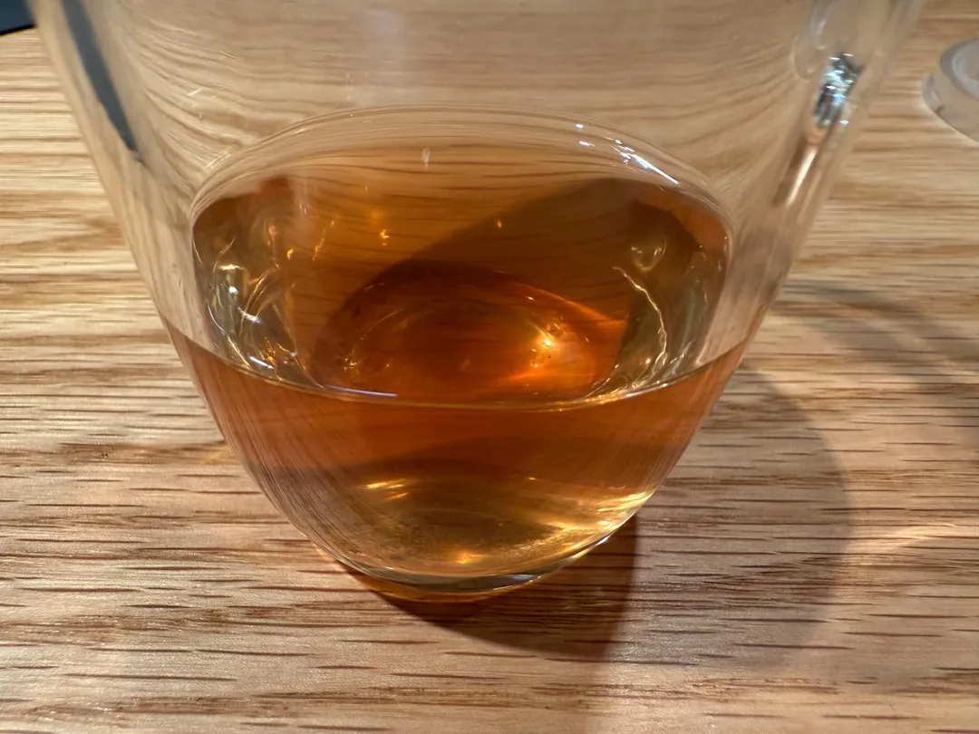 來自俄國的香草茶呈琥珀色，神似烏龍茶。（圖／黃宏輝提供）
