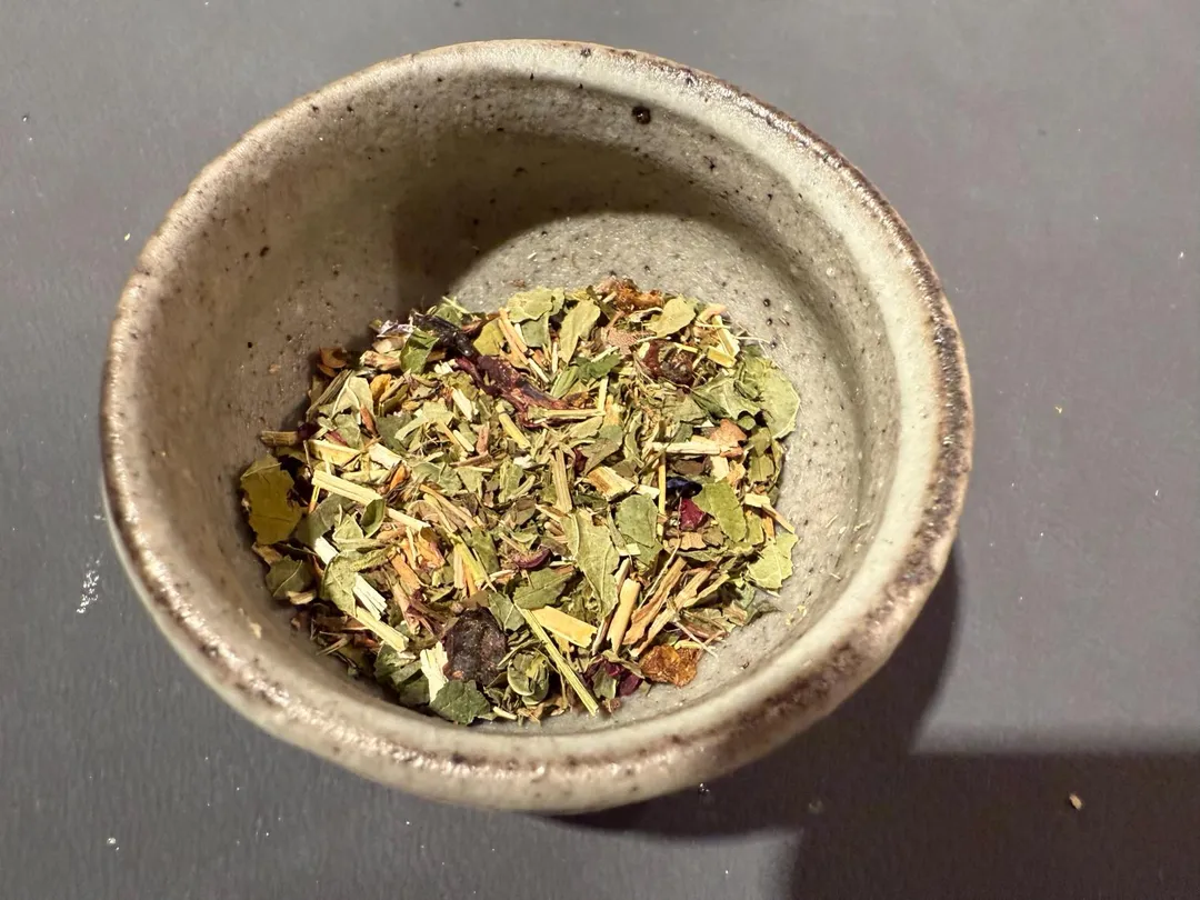 俄羅斯野香草茶飄出草本清香。（圖／黃宏輝提供）