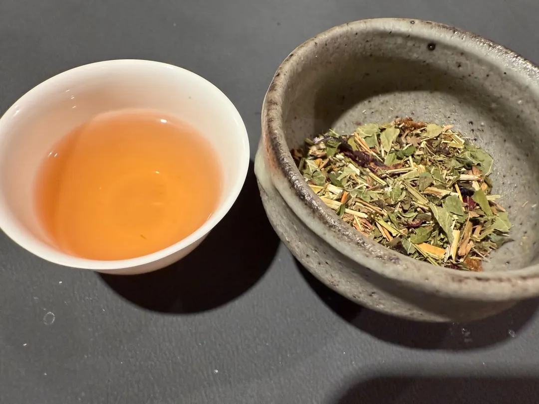 尾聲的茶和茶點暗藏玄機。（圖／黃宏輝提供）