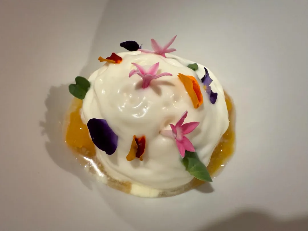 甜點薄荷冰淇淋上淋著優格醬，以當季水果豐富味蕾。（圖／黃宏輝提供）