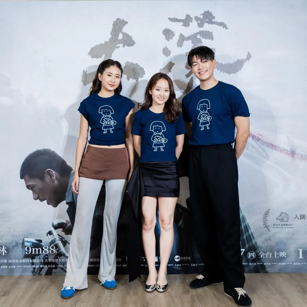 柯煒林（右）搞笑抱怨，拍攝期間導演從來沒罵過方郁婷（中），自己則每天被罵。（圖／華文創 提供）