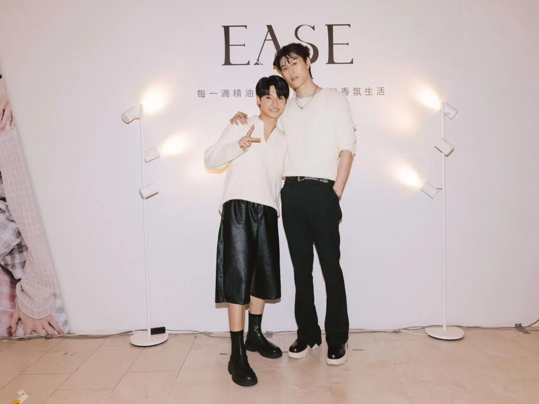 人氣BL戲劇《秘密關係》的「拓晞CP」王君豪與成晞,日前合體擔任香氛品牌的一日店長。(圖/Ease香氛 提供)