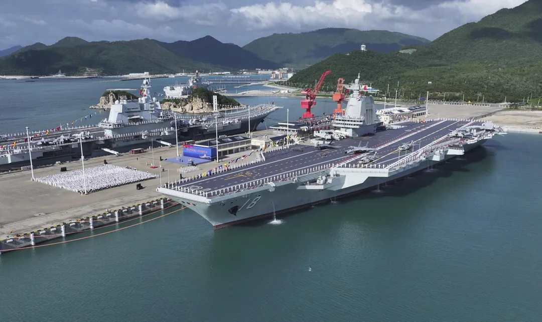 大陸山東艦與福建艦停在同一港口。（圖／《新華社》）