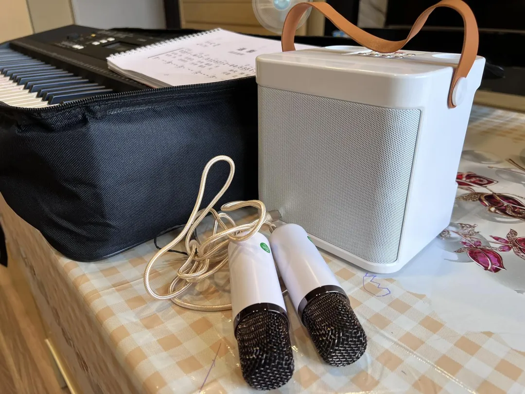 劉母為了走出喪子傷痛,也努力和劉父重拾過去唱歌的興趣,但買了麥克風卻一次都沒用過。(圖/徐敏娟攝)