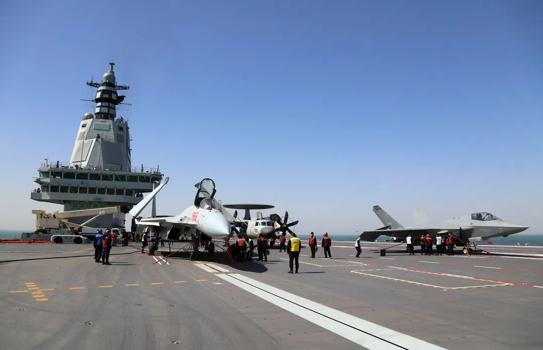 殲-15T、殲-35在福建艦飛行甲板上。（圖／新華社）