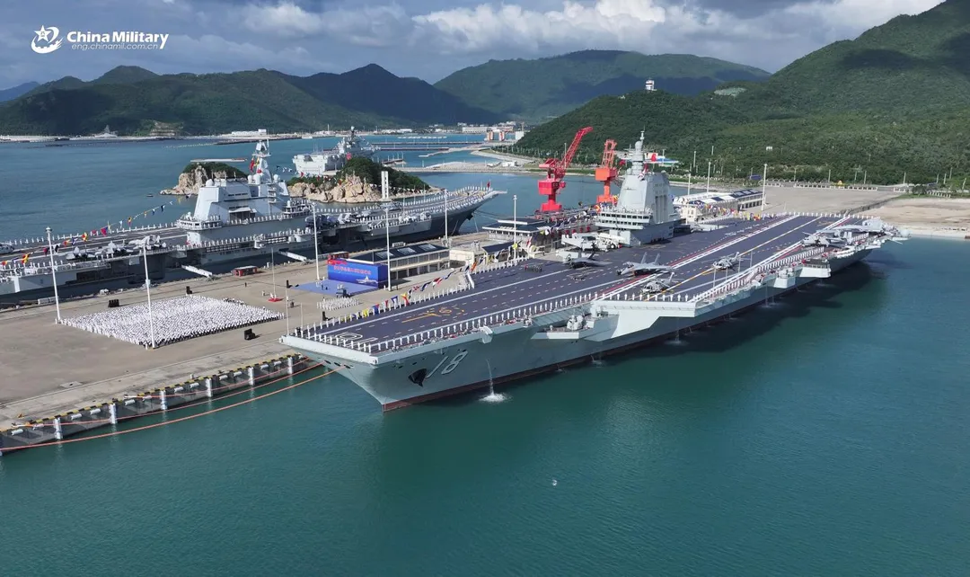 福建號航艦在海南島舉行成軍典禮,背景則是山東號。(圖/中國軍網)