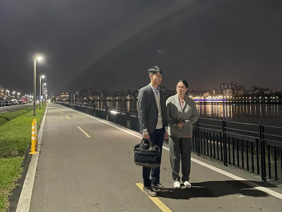 李國強(左)在大愛劇《接住流星的人》中,與金馬影后陸小芬(右)有不少精采對手戲。(圖/廣達多媒體 提供)