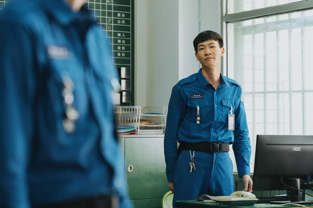 以《聽海湧》入選台北電影獎「非常新人」的李國強,在即將播出的《監所男子囚生記》中,化身懶散卻可愛的獄警。(圖/愛奇藝國際版、壹壹影業提供)