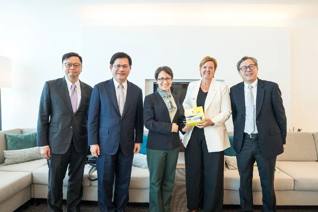 蕭美琴、比利時眾議院外交委員會主席Els Van Hoof合影。(圖/外交部)