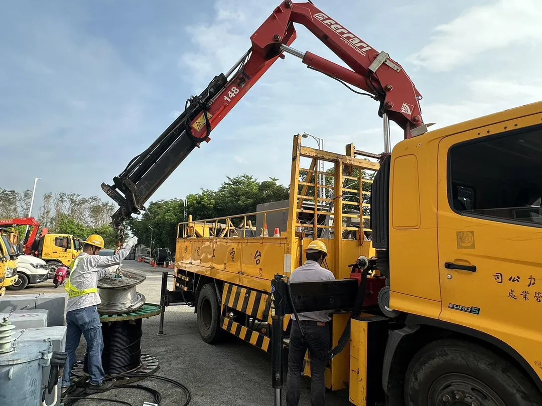 鳳凰颱風來襲，台電動員4千名搶修人力，進行防災設備及備料盤點，全力戒備防颱。（圖／台電提供）