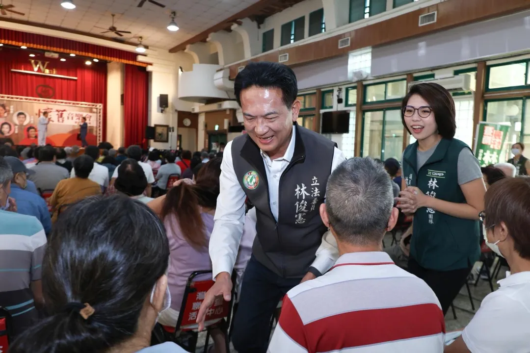 林俊憲9日在台南市南區灣裡活動中心與市議員林依婷、李啟維,一起陪鄉親欣賞反詐音樂會。(圖/翻攝林俊憲臉書)