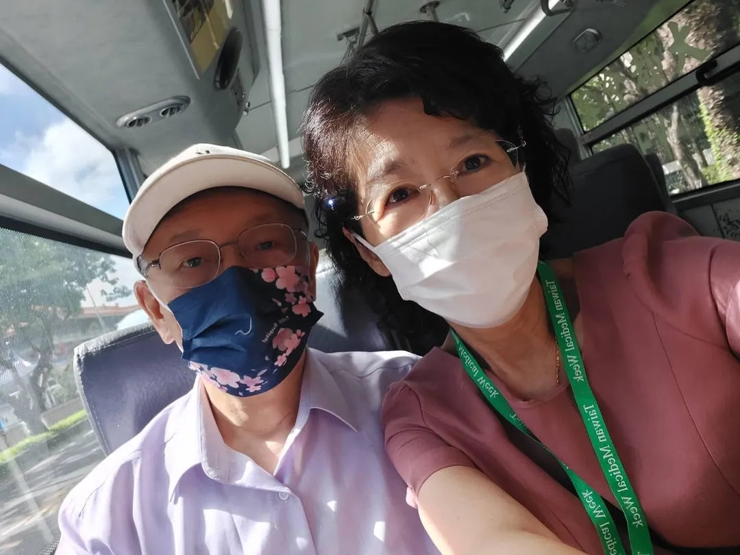 陳佩琪透露這兩天陪柯文哲搭公車去聽台灣醫學會會議。（圖／陳佩琪臉書）