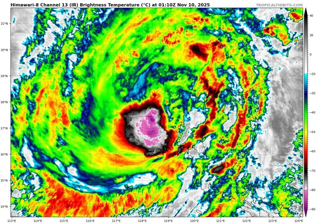 中颱鳳凰持續朝台灣靠近。（圖／翻攝自tropicaltidbits）