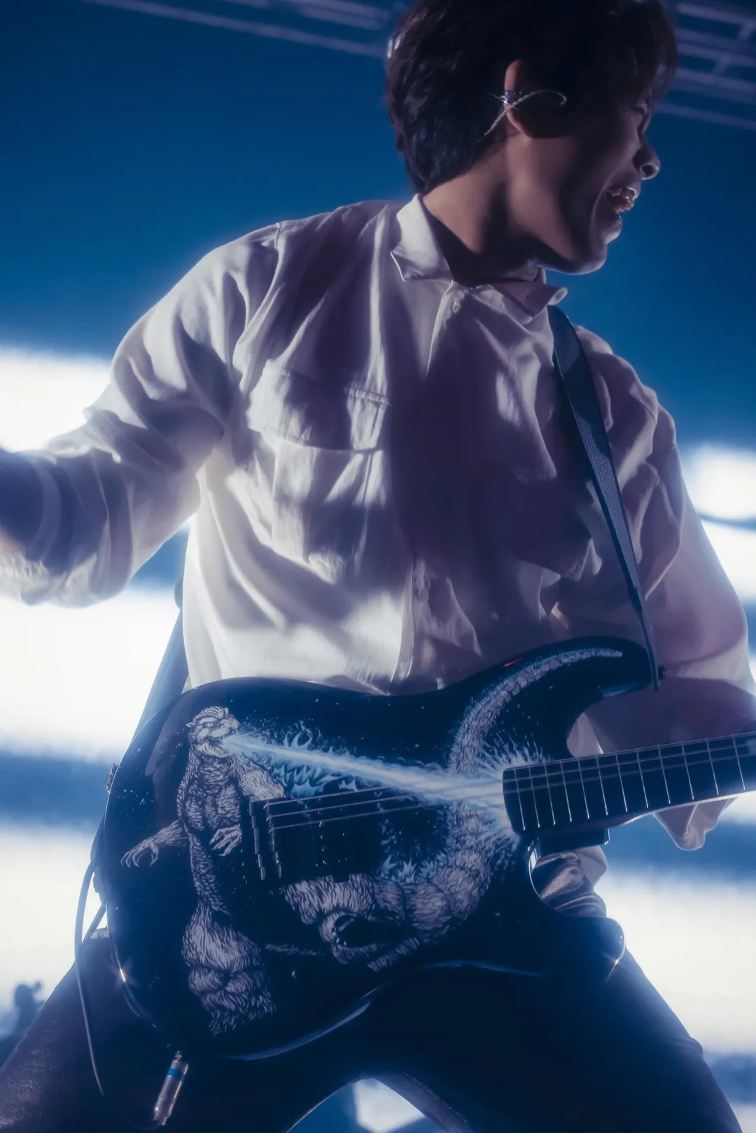 雲安在東京站背上Fender × 哥吉拉70週年限定系列吉他,成為全球首位揹此手工吉他演出的音樂人。(圖/相信音樂 提供)