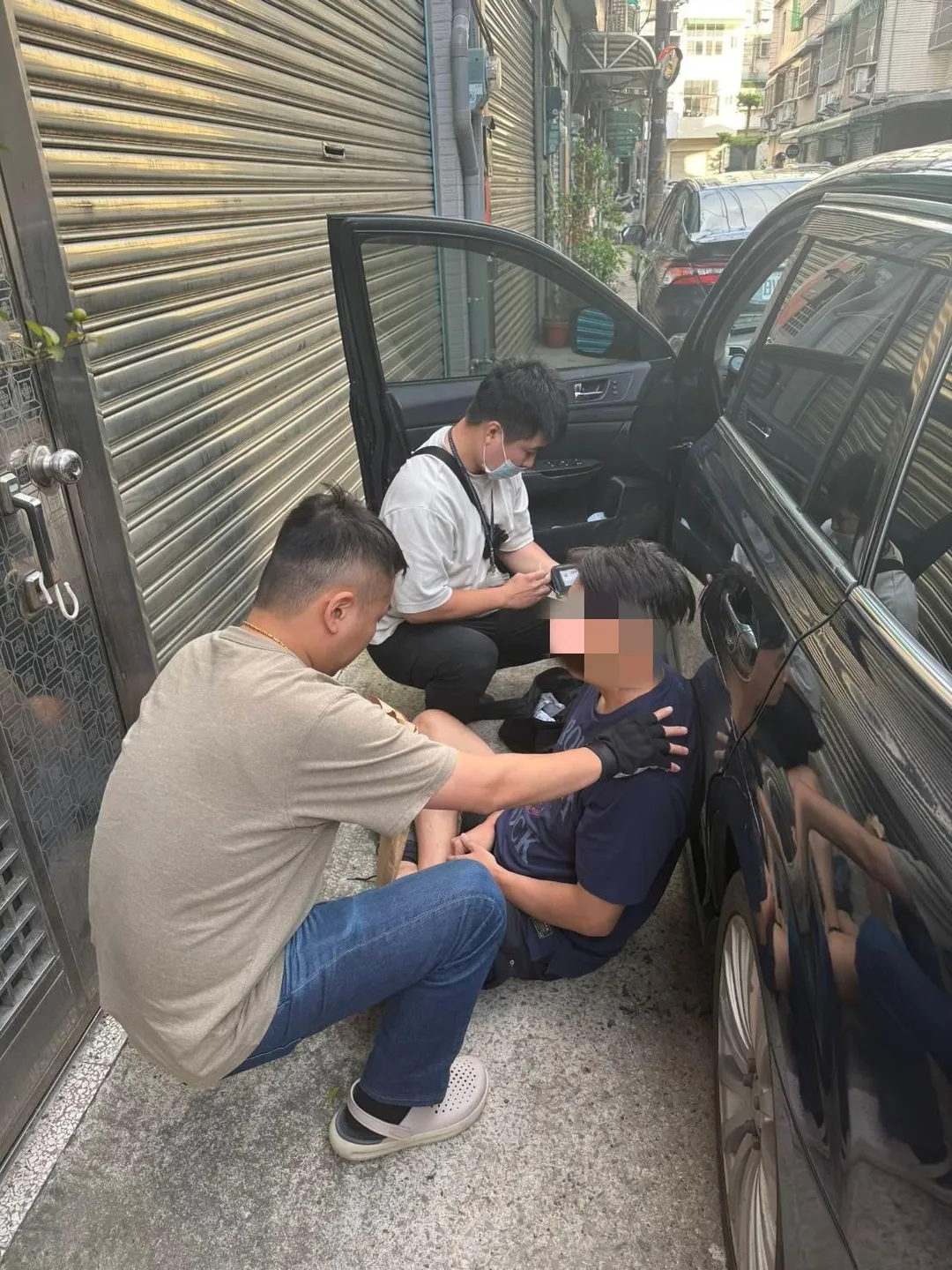 中壢分局警方破獲天道盟同心會成員，強逼未成年少女賣淫集團。被逮捕的42歲胡嫌（圖），負責後勤支援及保險套等補給品、收帳、從機場接送外籍小姐等工作。（圖／警方提供）