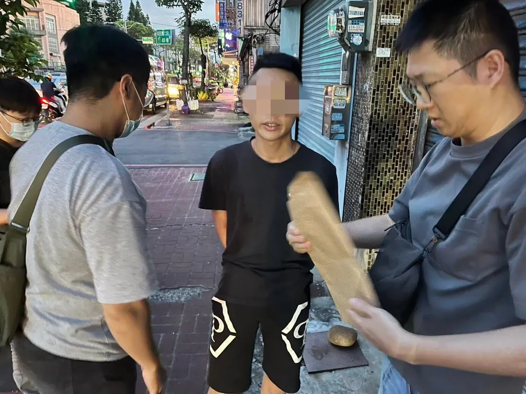 21歲的陳姓嫌犯是杜姓主嫌的副手，負責管理小姐、打人、恐嚇、拍攝性影像。（圖／警方提供）
