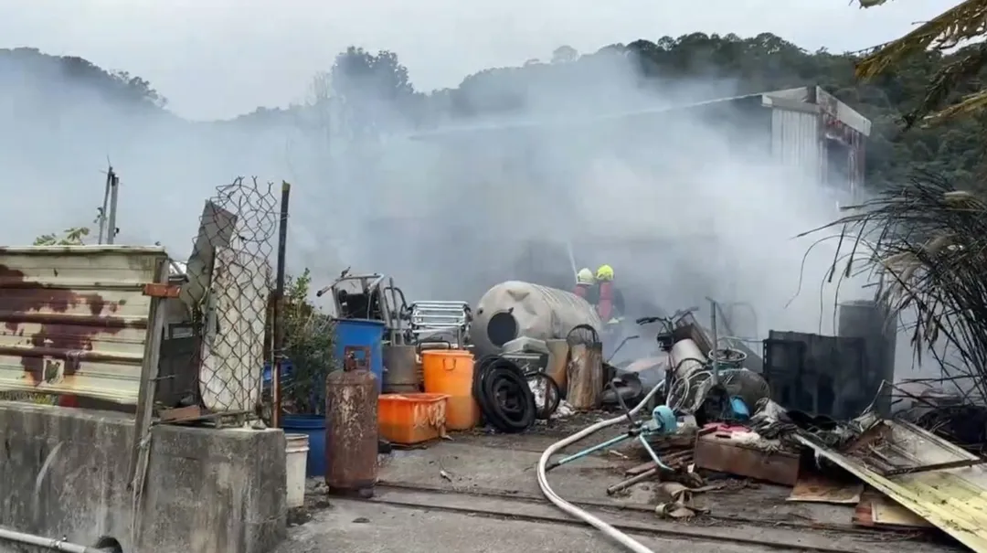 苗栗銅鑼這間鐵皮屋中午驚傳火警。(圖/中天新聞)