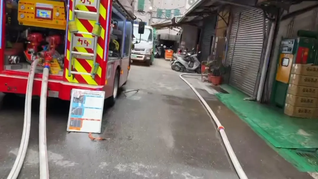 新北市三重一棟民宅發生火警，1名60歲男子失去生命跡象被緊急送醫。（圖／新北市消防局提供）