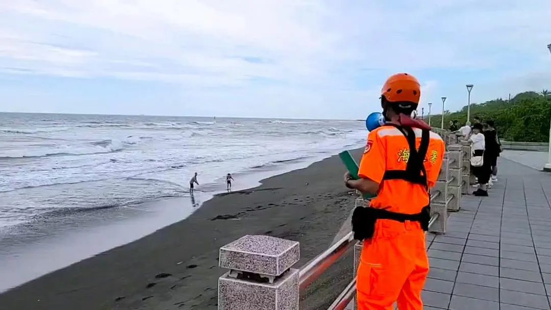 民眾於颱風期間前往岸際觀浪，恐將違法吃罰單。（圖／海巡署提供）