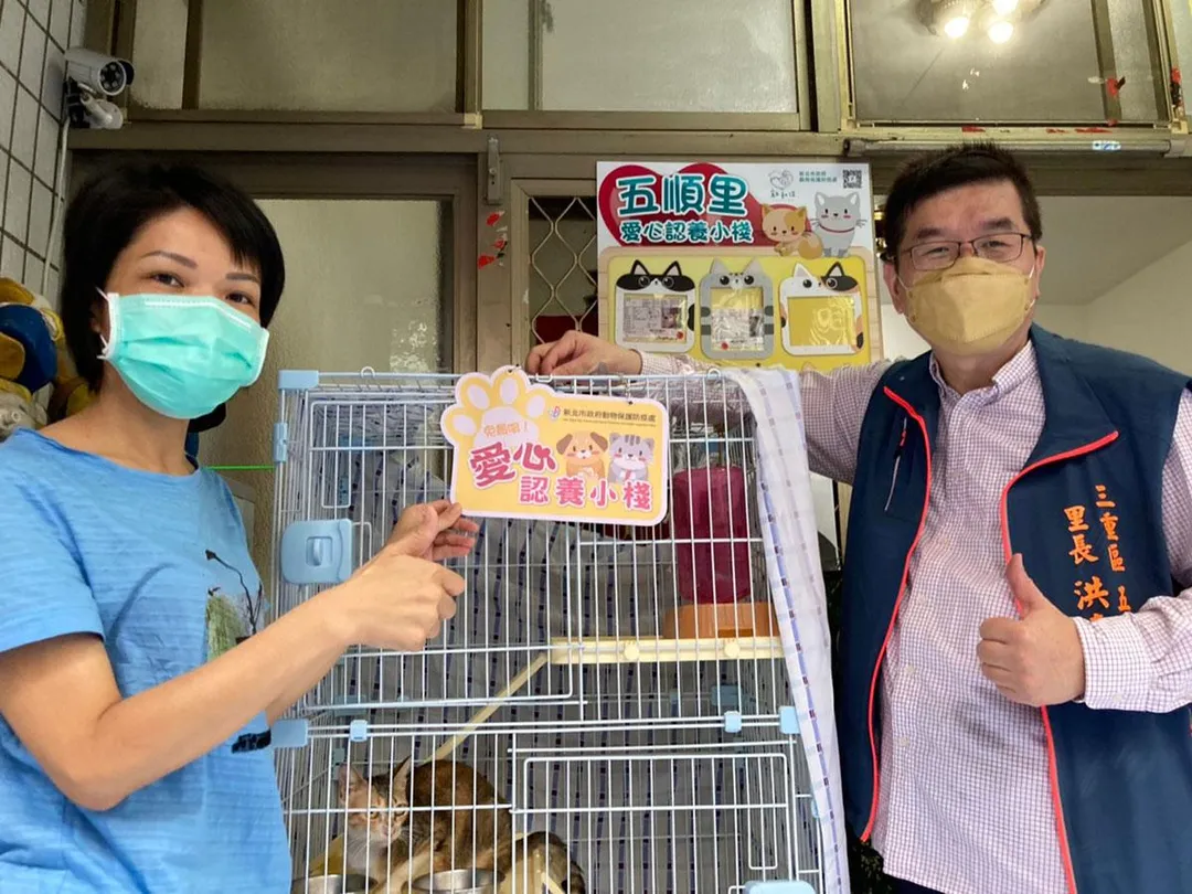 時任新北市五順里里長洪嘉仁（右），還是學霸里長，卻於任內涉嫌賤賣里民房產，被收押禁見。（圖／翻攝網路）