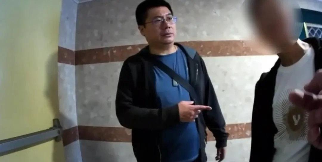 涉嫌和洪嘉仁一起詐欺賤賣里民房產的周姓男子（右）遭新北市刑大警方逮捕。（圖／警方提供）