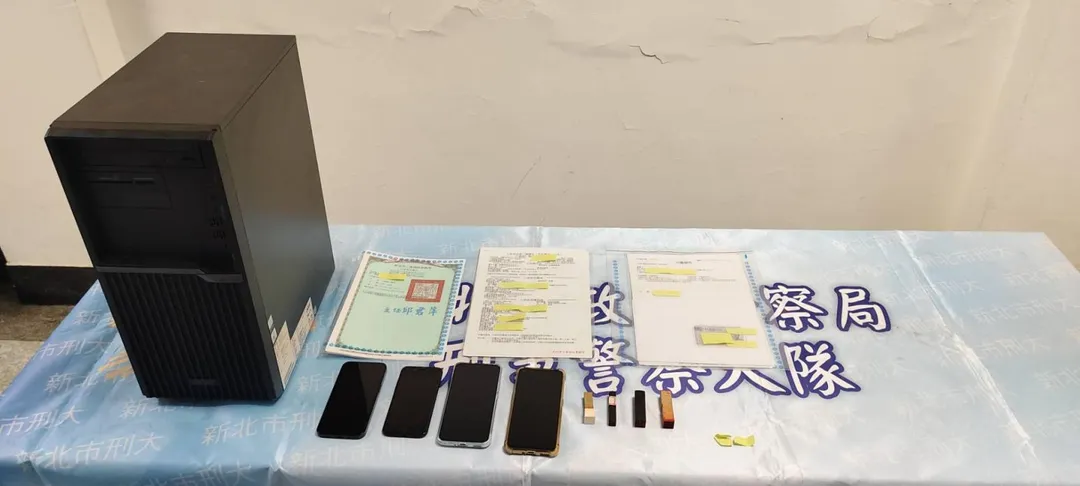 新北市五順里里長洪嘉仁（圖右）於任內涉嫌賤賣里民房產，被收押禁見。（圖／翻攝網路）