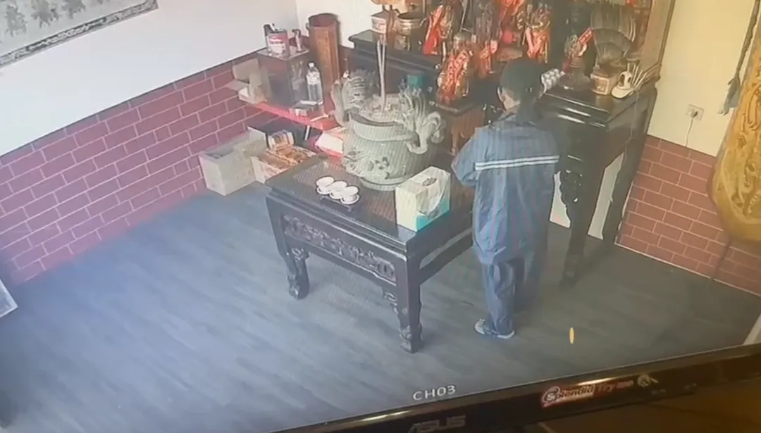 台中市后里區一間宮廟於今（9）日傍晚6時許發生神明金牌遭竊案件，損失價值約16萬元。（圖/警方提供，下同）
