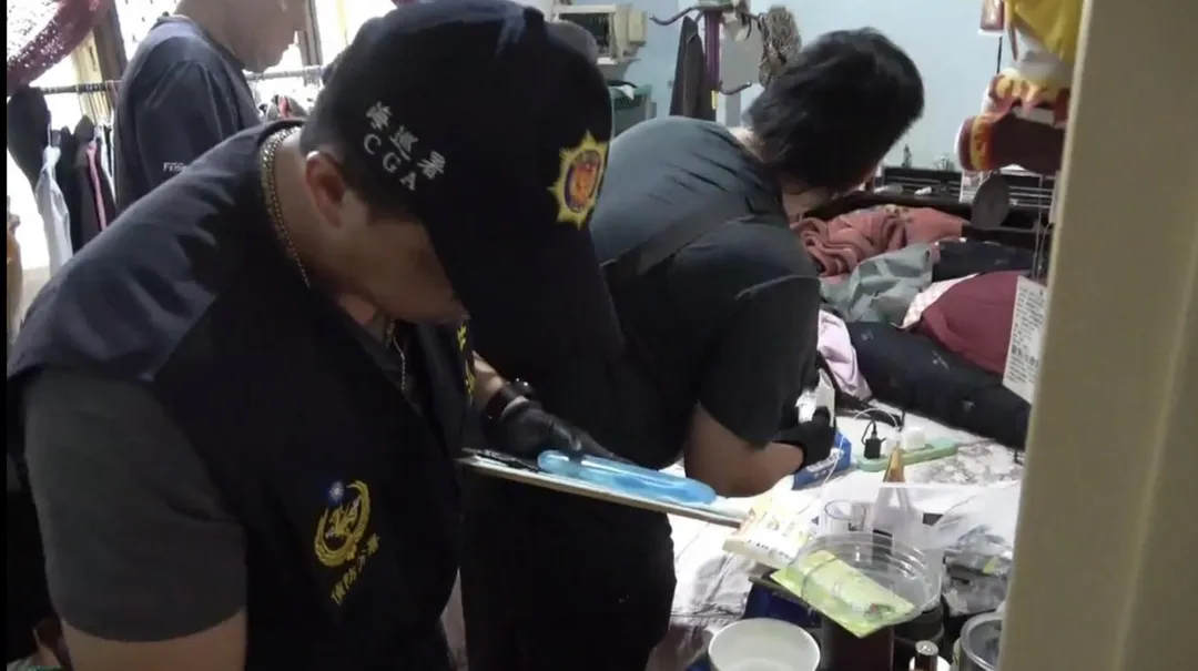 嫌犯將製毒工廠隱藏在工業區,被檢警一舉攻破。(圖/海巡署偵防分署花蓮查緝隊提供)