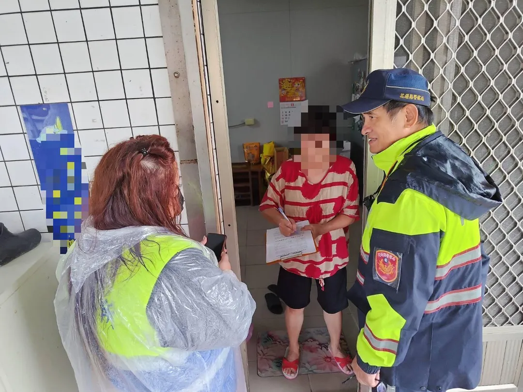 為了避免颱風釀災,花蓮新城鄉和平村長和員警協助居民撤離。(圖/警方提供)