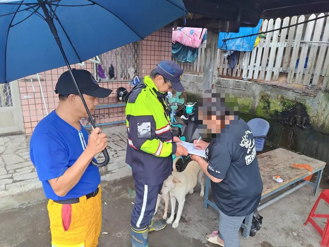 鳳凰颱風直撲台灣,花蓮新城鄉和平村長和員警協助居民撤離。(圖/警方提供)