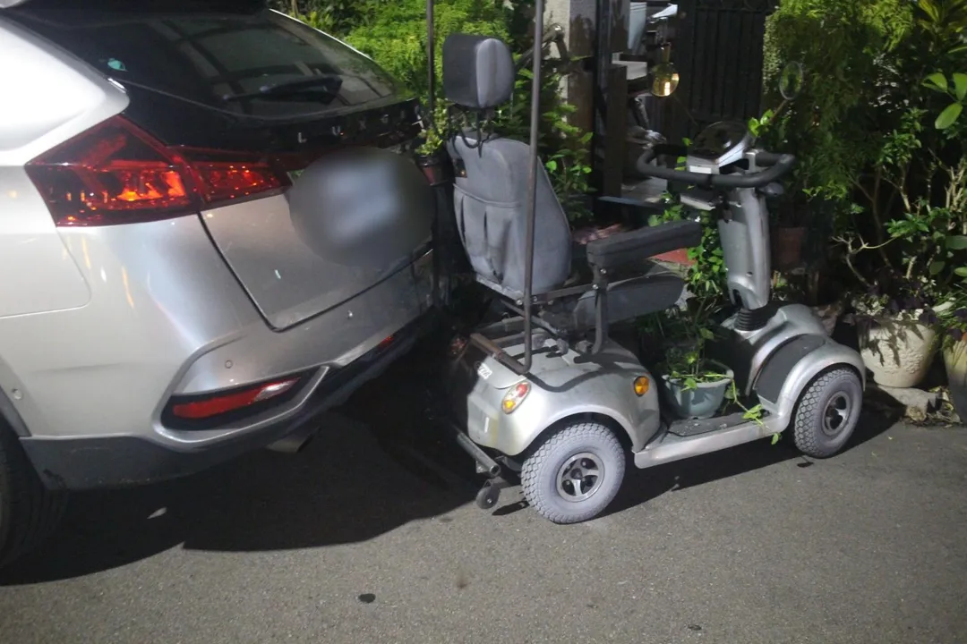 賴男駕駛賓士車，撞上電動輔具車後再撞另一輛小客車。（圖／警方提供）