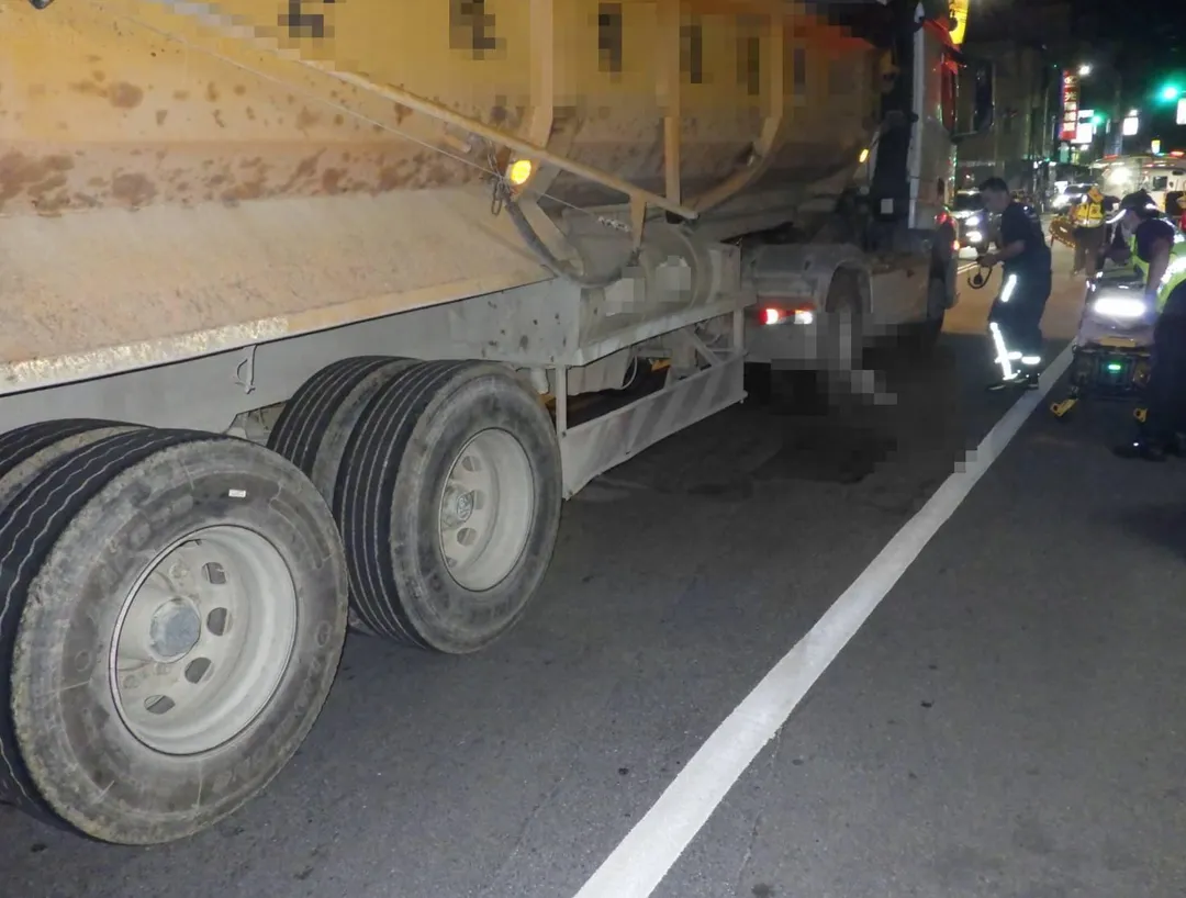 這起死亡車禍疑似因為視線死角導致,不過汪姓砂石車駕駛違規行駛該路段,被警方開罰並吊銷駕照。(圖/警方提供)