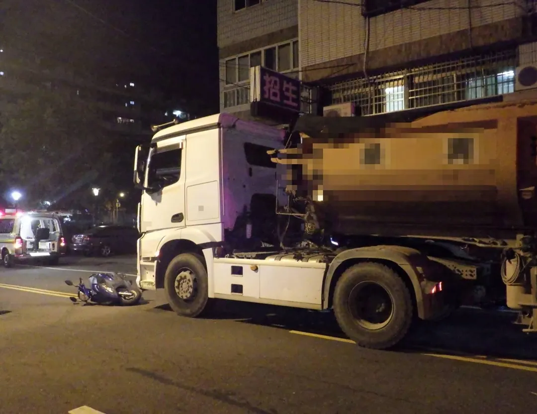 砂石車違規行駛禁行路段,和機車發生擦撞,造成79歲機車騎士命喪輪下。(圖/警方提供)