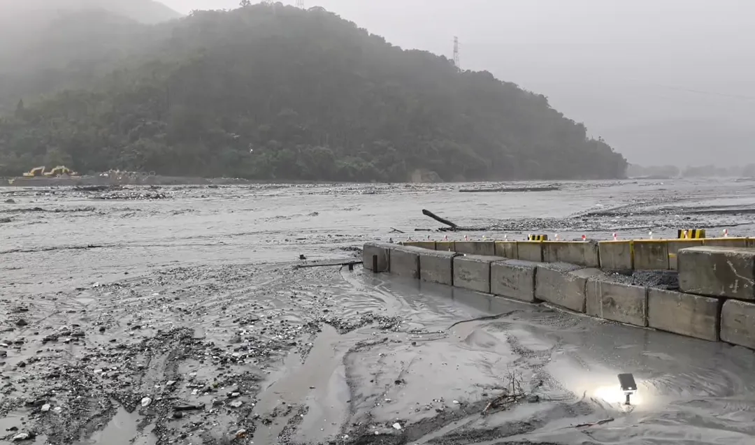 馬太鞍溪便橋南下便橋北端，確認便橋已遭沖毀。（圖／中天新聞）