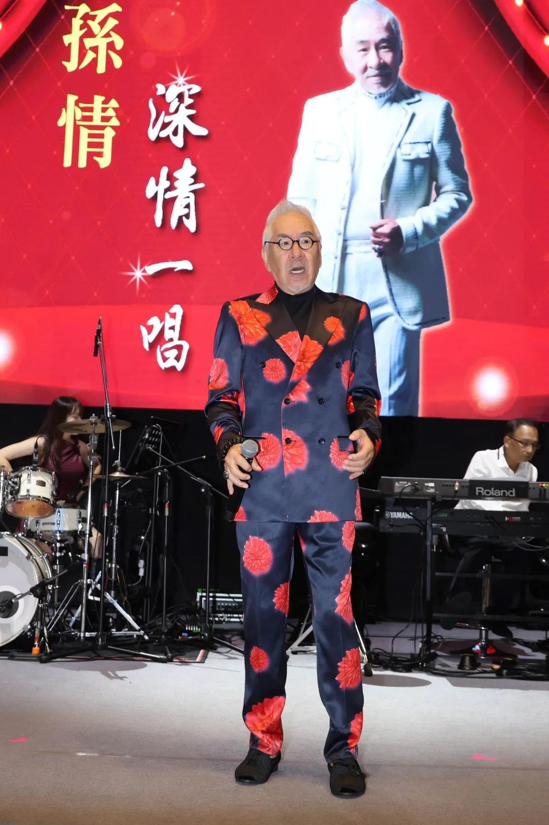 孫情鼓勵銀髮族,「我都還在演唱,大家沒理由不出門,要多走動看看世界,凡事就跟著感覺走」。(圖/台中多媒體公司提供)