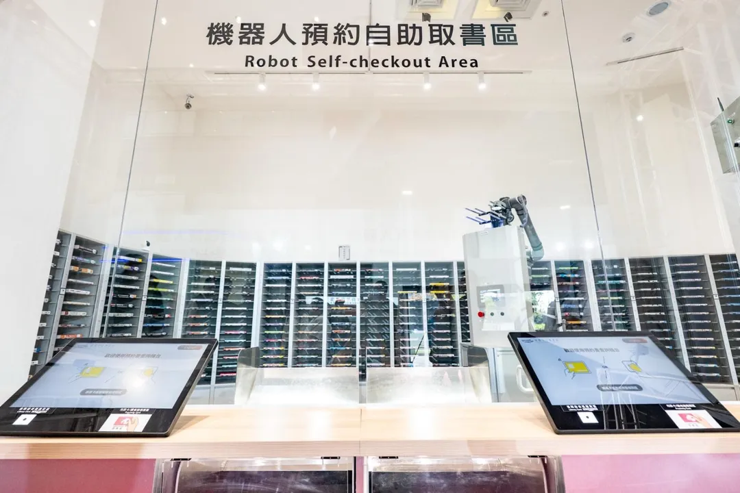 全台首創「機器人預約自助取書區」。(示意圖/桃園市政府提供)