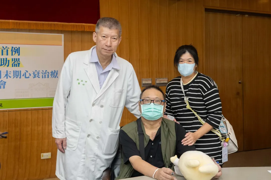 46歲極端末期心臟衰竭患者林先生執行「植入兩套長效型心室輔助器模擬全人工心臟」手術，創下亞洲首例。(圖/台大醫院)