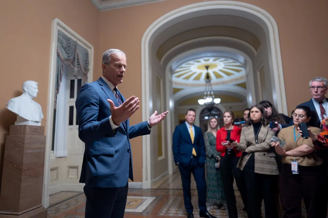參議院多數黨領袖圖恩（John Thune）在通過法案後向記者發表談話。（圖／美聯社）