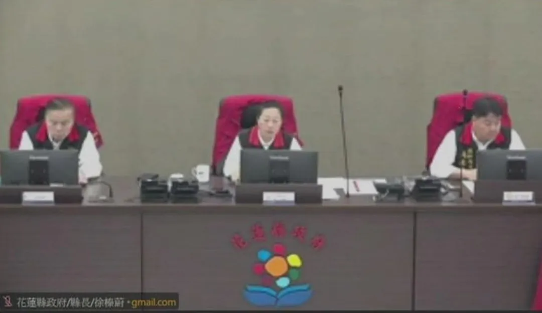花蓮縣長徐榛蔚疑似未開擴音，導致沒有在第一時間開始報告。（圖／中天新聞）