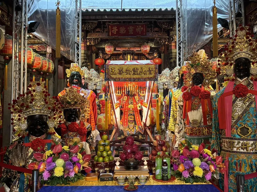 11月8日舉行的靈安尊王出龕儀式,為一年一度的青山王祭典揭開序幕。(圖/業者提供)