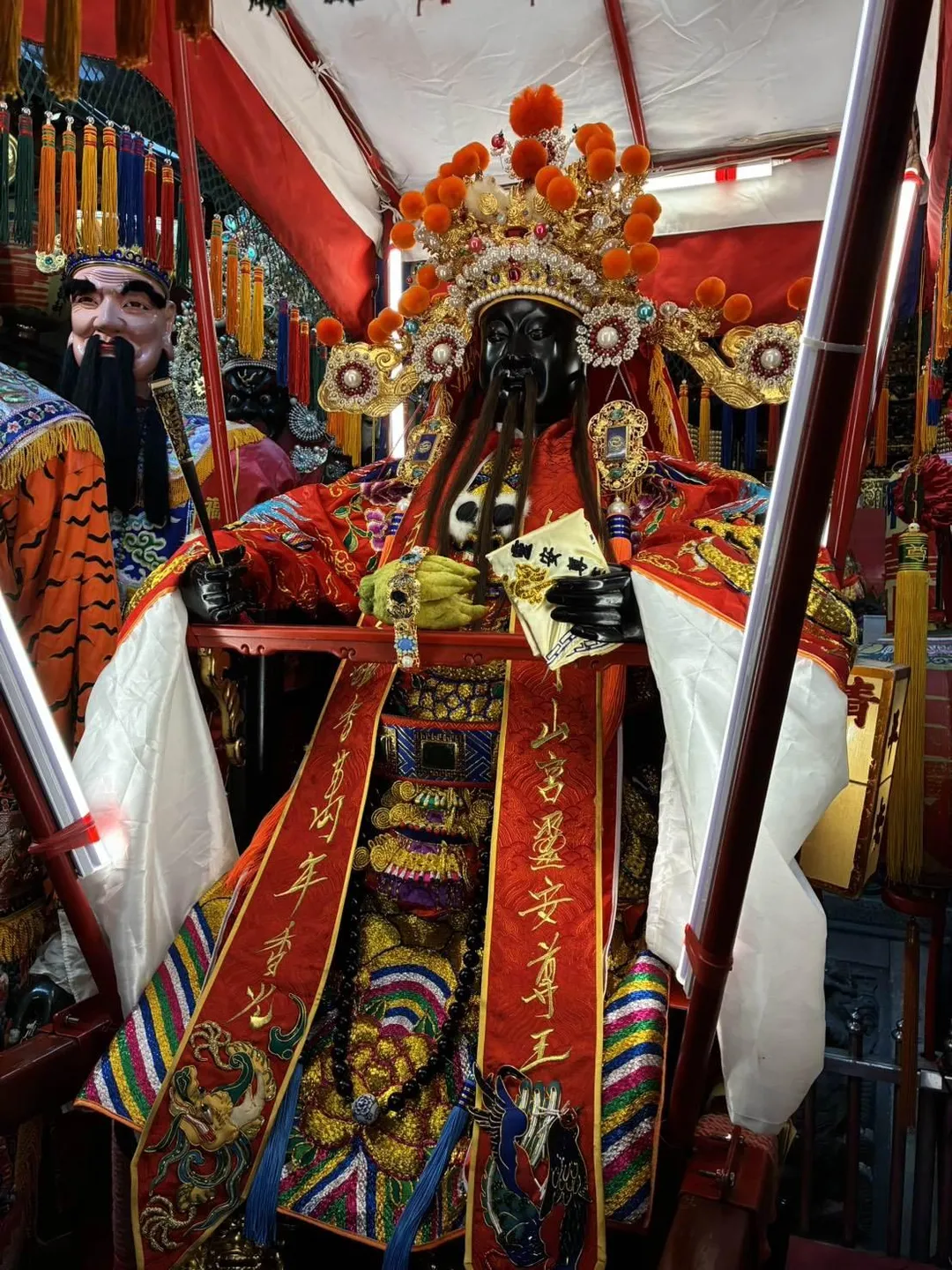 為了慶祝其聖誕,會由專人為靈安尊王換上新神衣、神帽,以示尊敬。(圖/業者提供)