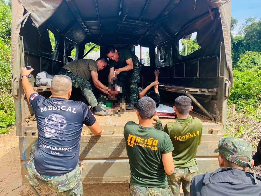 泰國皇家陸軍發布照片指，士兵10日在泰柬邊境附近巡邏時觸雷受傷。（圖／美聯社）