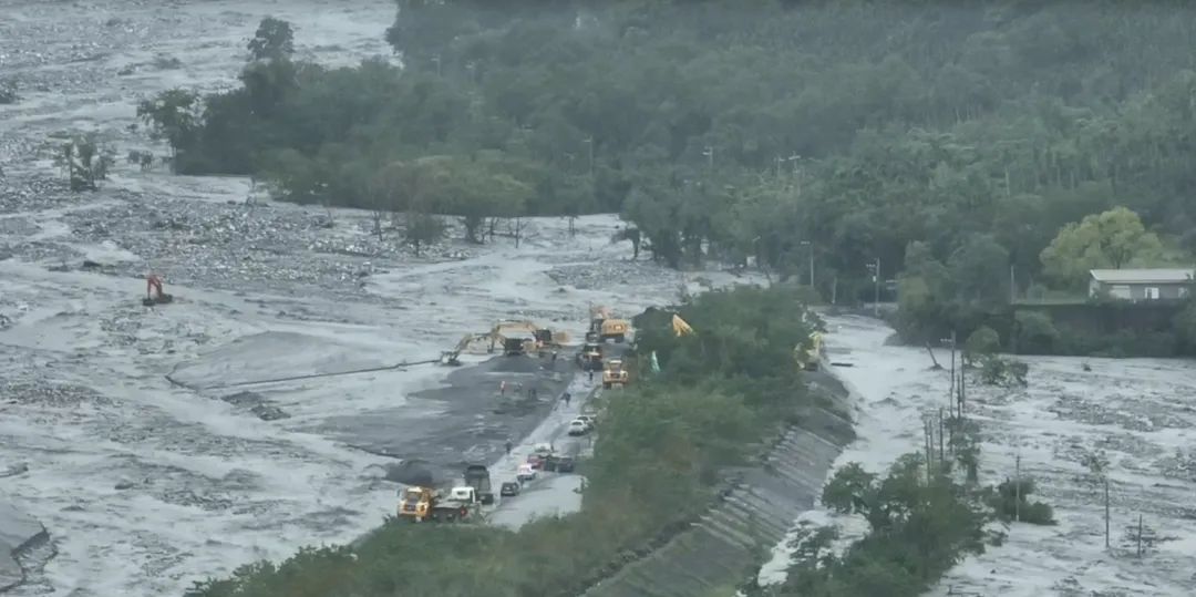 鳳凰颱風帶來強降雨,馬太鞍溪堰塞湖再次溢流,溪水暴漲衝破北岸堤防,洪水與泥沙淹及台9線。(圖/中天新聞)