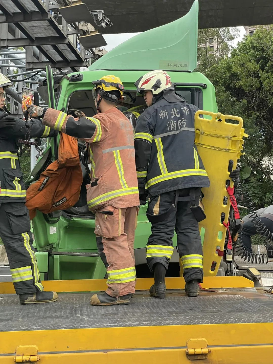 國道1號南下五股路段發生追撞車禍,消防人員獲報立即前往現場救援。(圖/警方提供)
