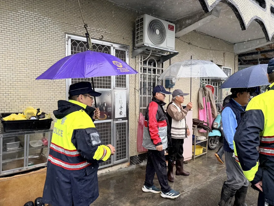 宜蘭縣蘇澳鎮內永春里與永樂里被列為紅色土石流警戒範圍,中午起啟動當地107名居民疏散撤離工作。(圖/警方提供,下同)