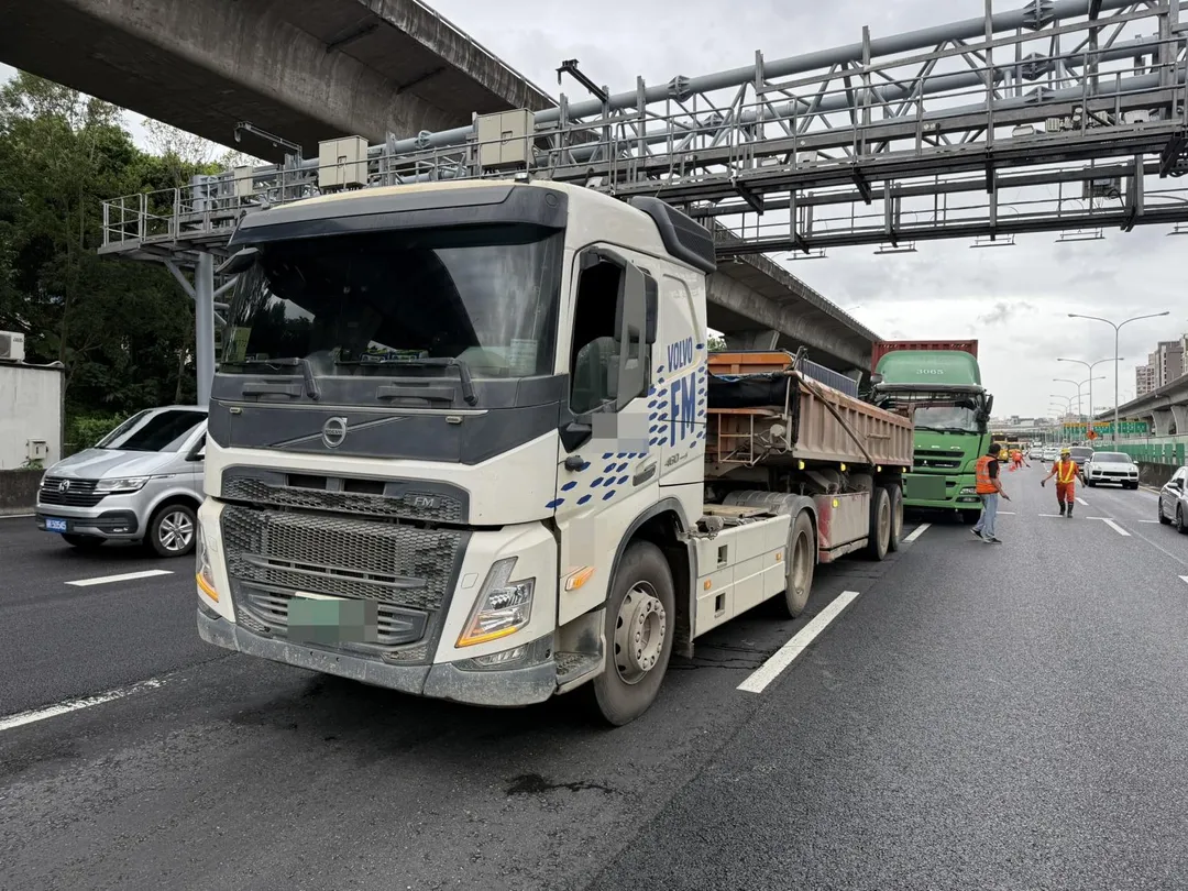 國道1號發生追撞車禍,駕駛一度受困車內。(圖/警方提供)