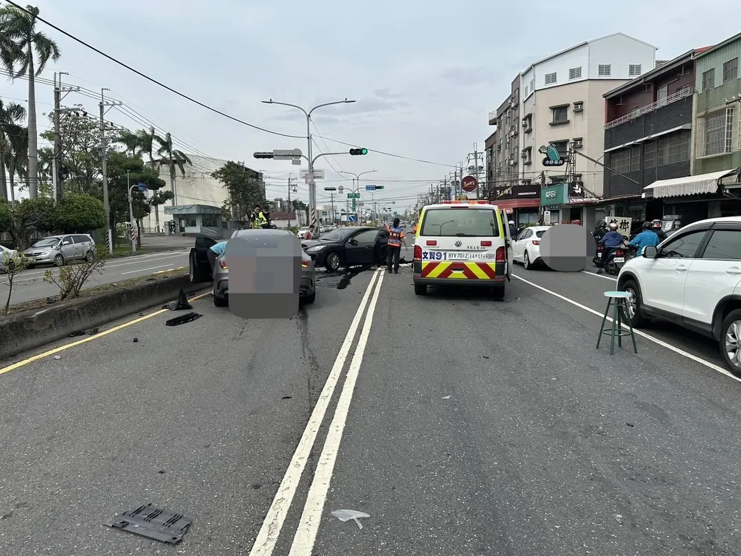 台南市仁德區今（11）日中午發生一起三車碰撞交通事故。（圖/警方提供，下同）