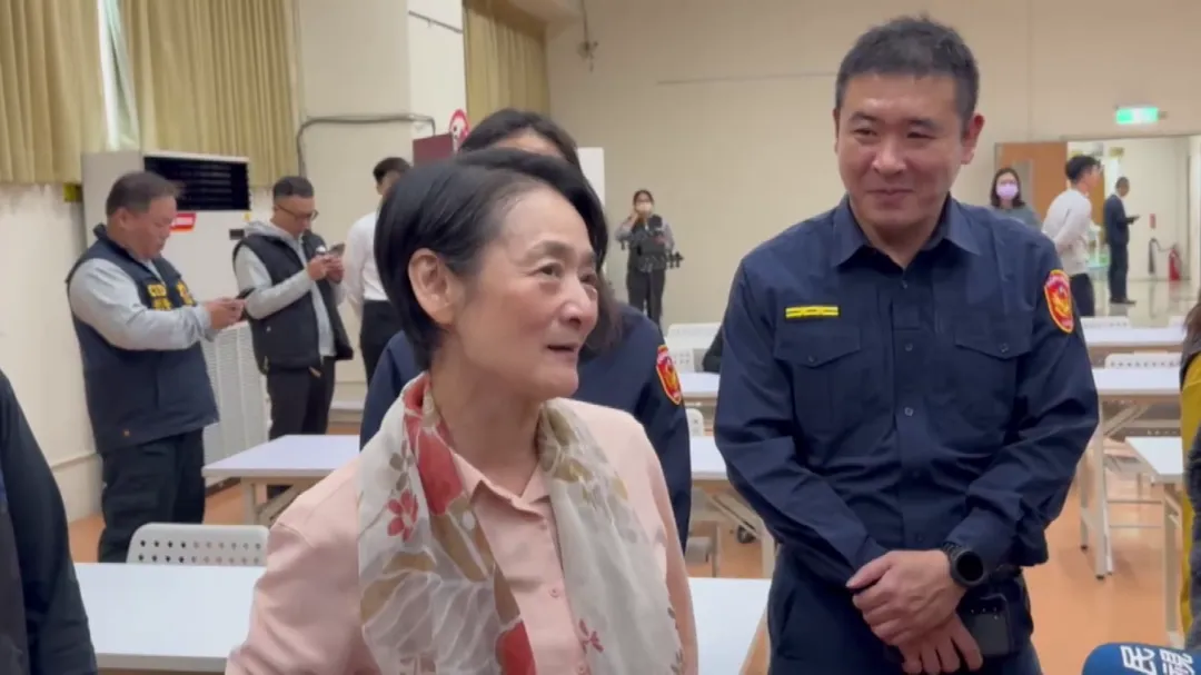 資深藝人譚艾珍（左）也曾遭假檢警詐騙，損失98萬元。（圖／中天新聞）