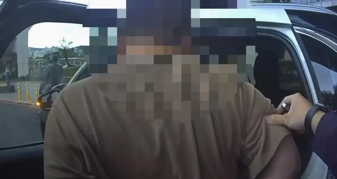 曾男遭逮捕帶回偵訊。（圖／翻攝畫面）